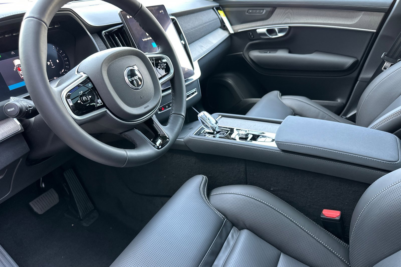 New 2026 Volvo XC90 B6 Ultra w/ Protection Package image 9
