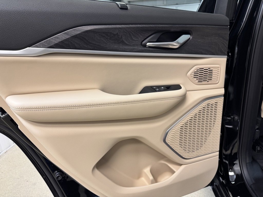 Used 2025 Jeep Grand Cherokee Limited 4xe w/ Luxury Tech Group II image 15