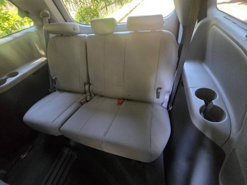 Used 2016 Toyota Sienna XLE FWD image 17