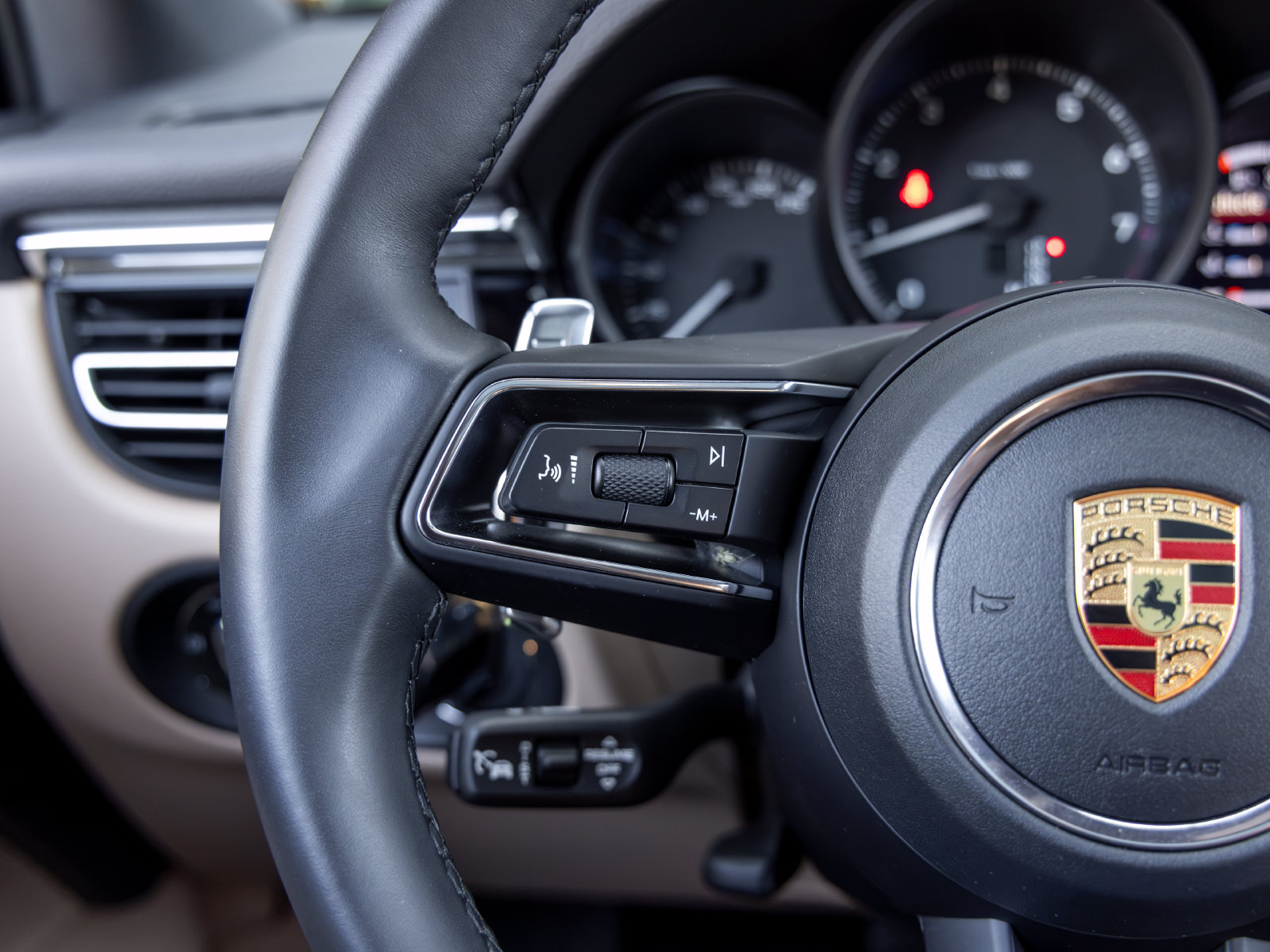 Certified 2026 Porsche Macan AWD/4WD image 36