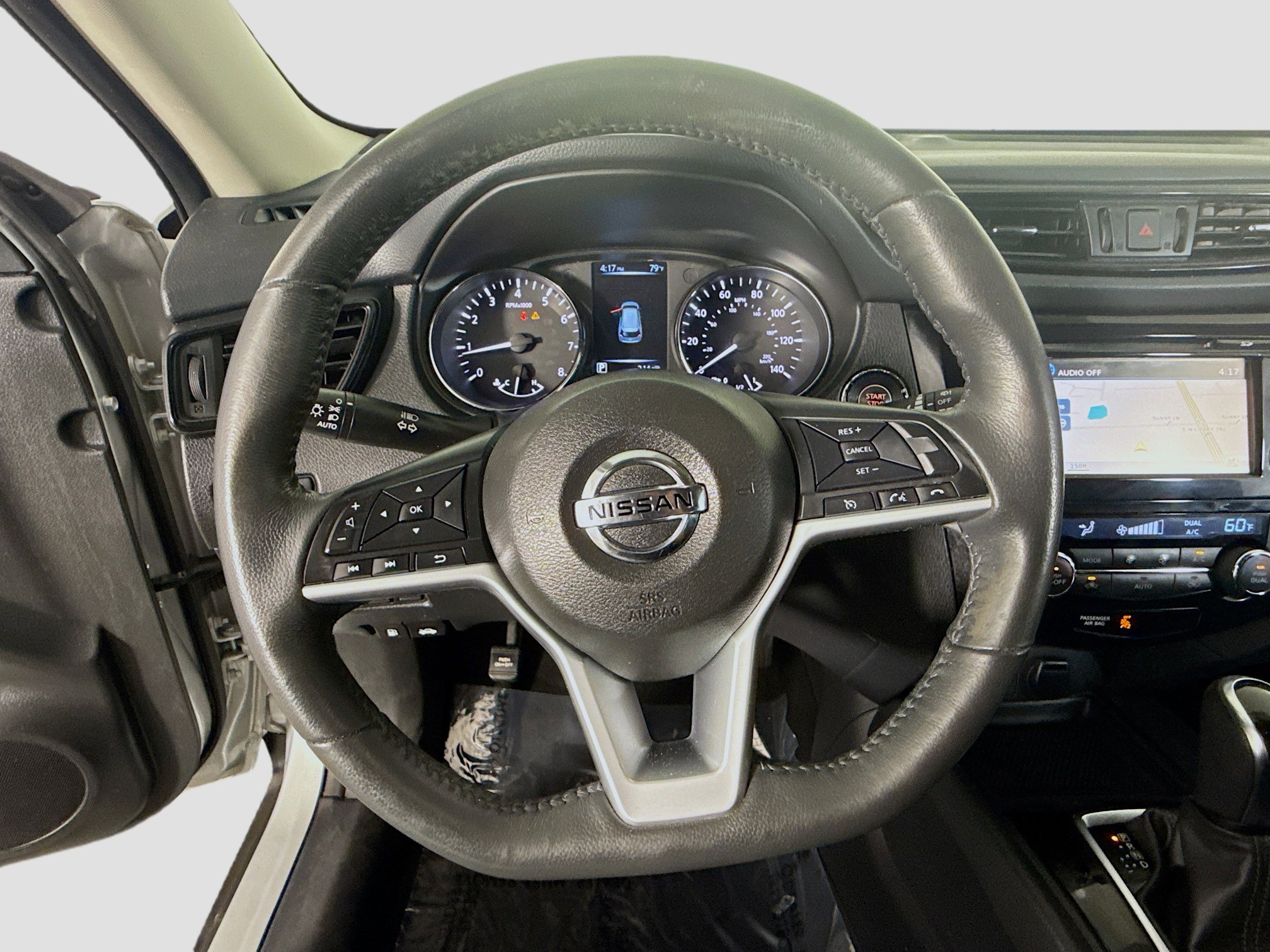 Used 2017 Nissan Rogue SV w/ SV Premium Package image 13