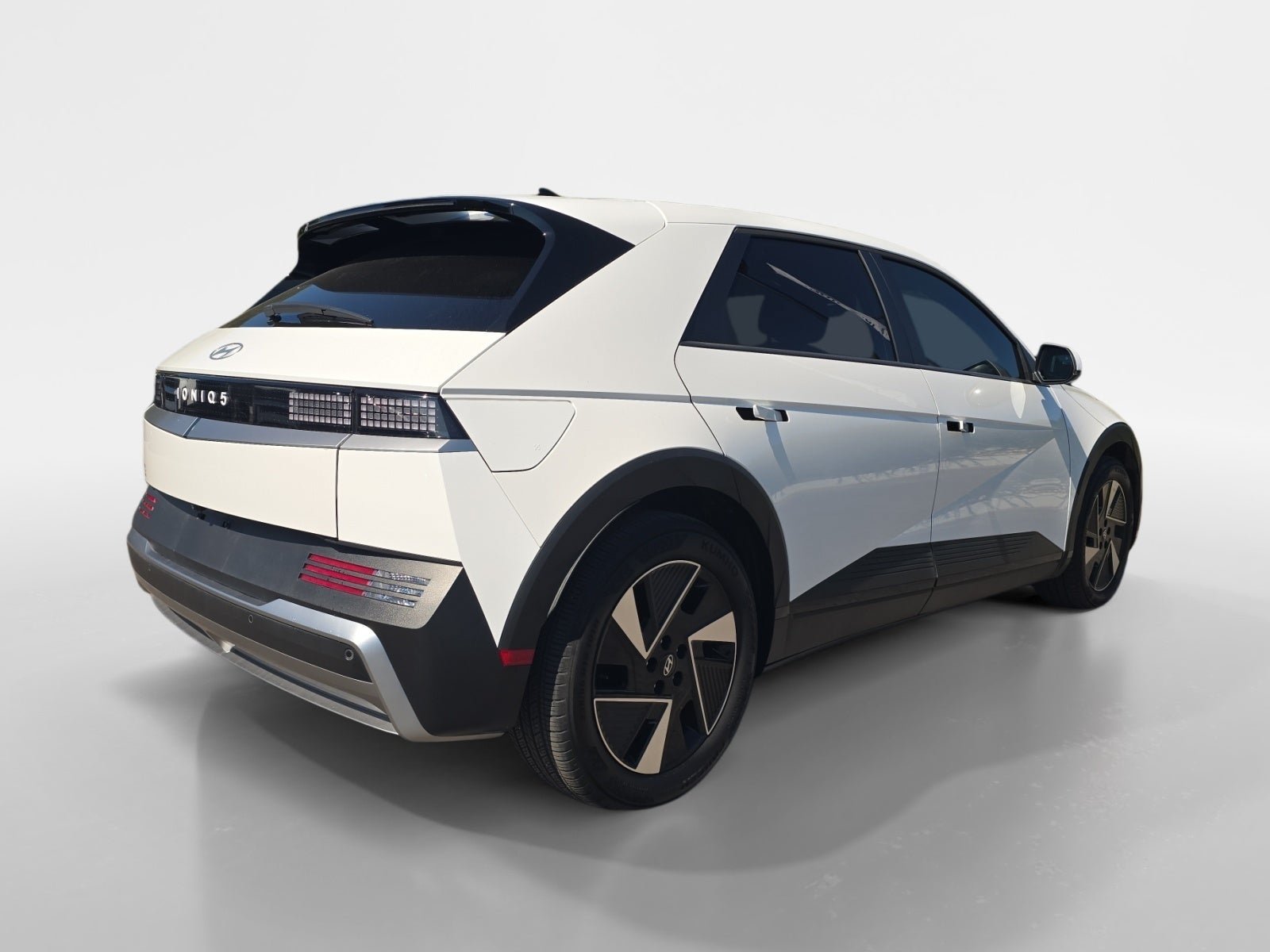 Used 2025 Hyundai Ioniq 5 SE RWD image 3
