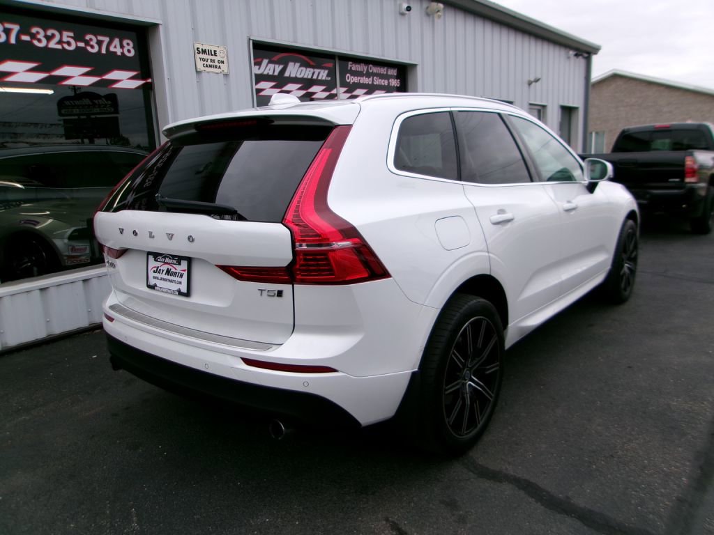 Used 2021 Volvo XC60 T5 Momentum w/ Premium Package image 4