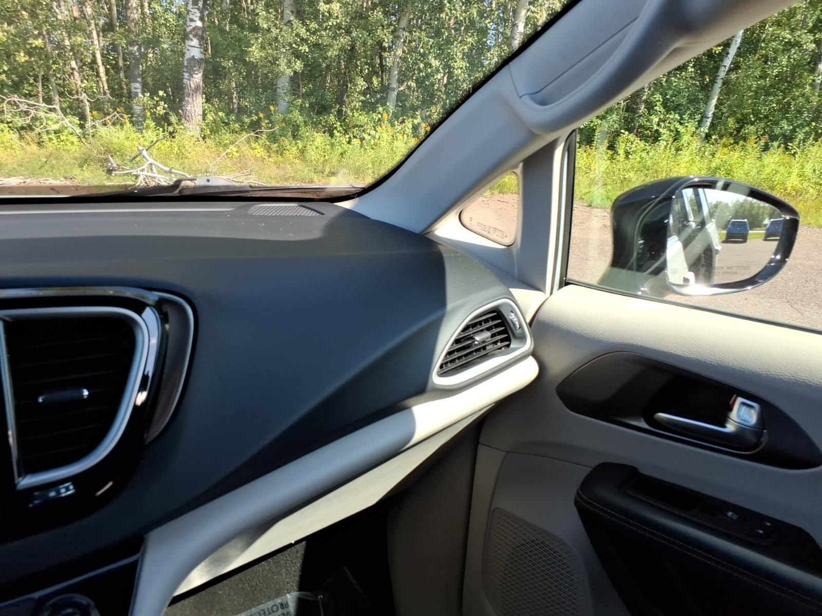 Used 2024 Chrysler Pacifica Touring-L FWD image 26