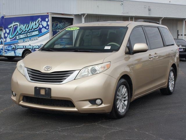 Used 2011 Toyota Sienna XLE w/ XLE Navigation Pkg FWD image 2