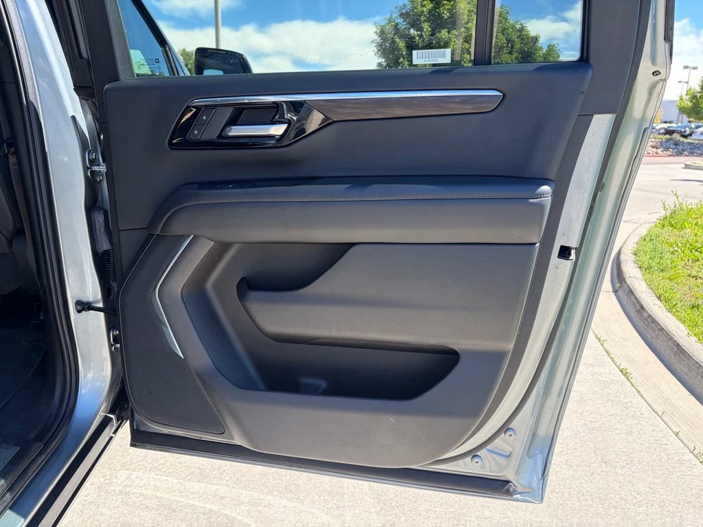 Used 2025 Chevrolet Suburban Z71 AWD/4WD image 18