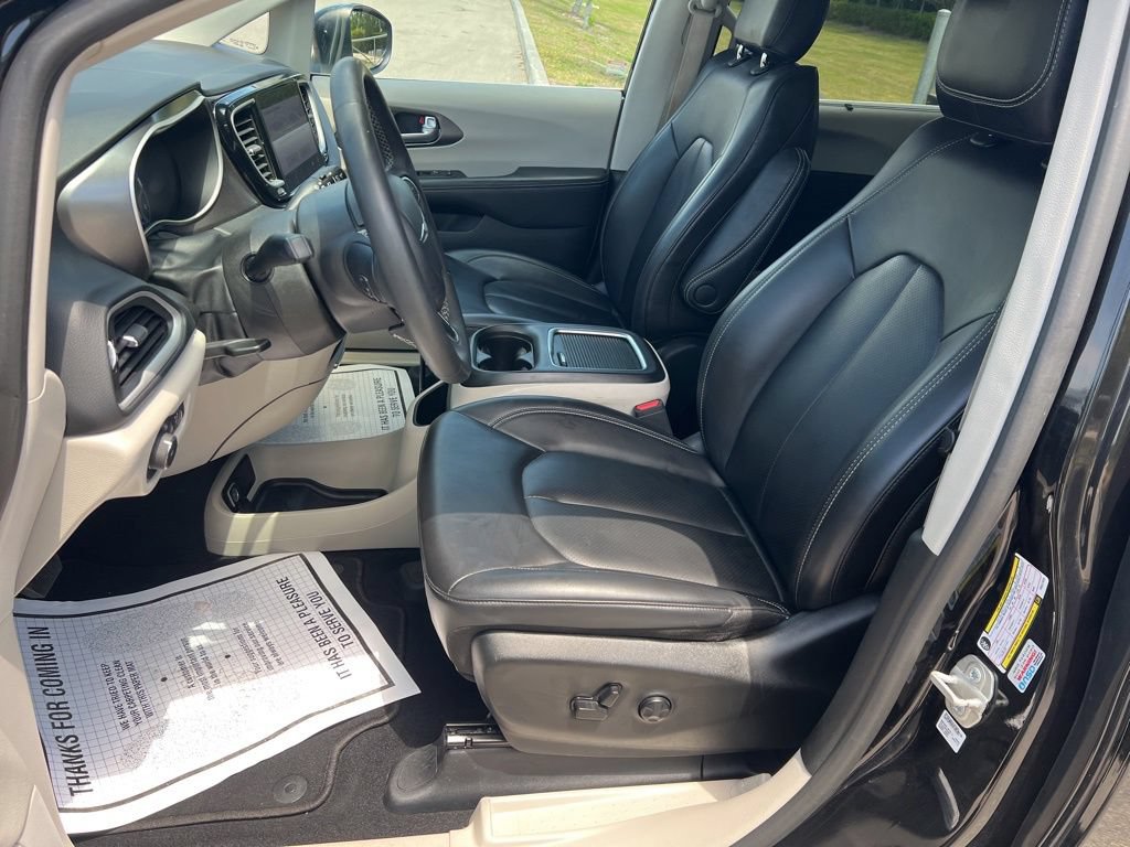 Certified 2023 Chrysler Pacifica Touring-L FWD image 50