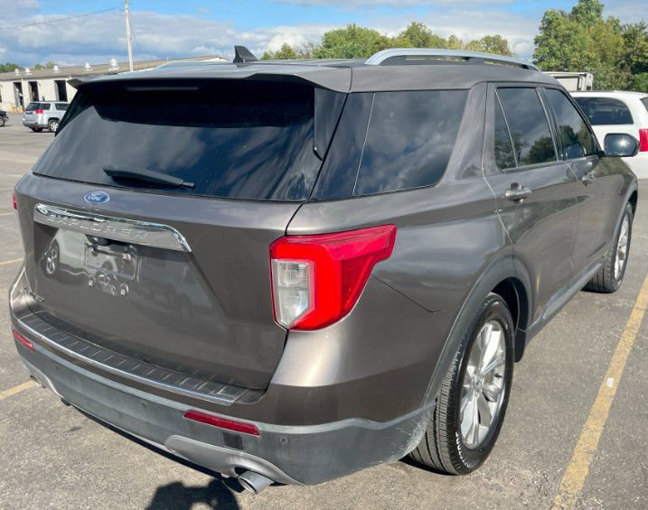 Used 2021 Ford Explorer Limited w/ Equipment Group 301A RWD image 3