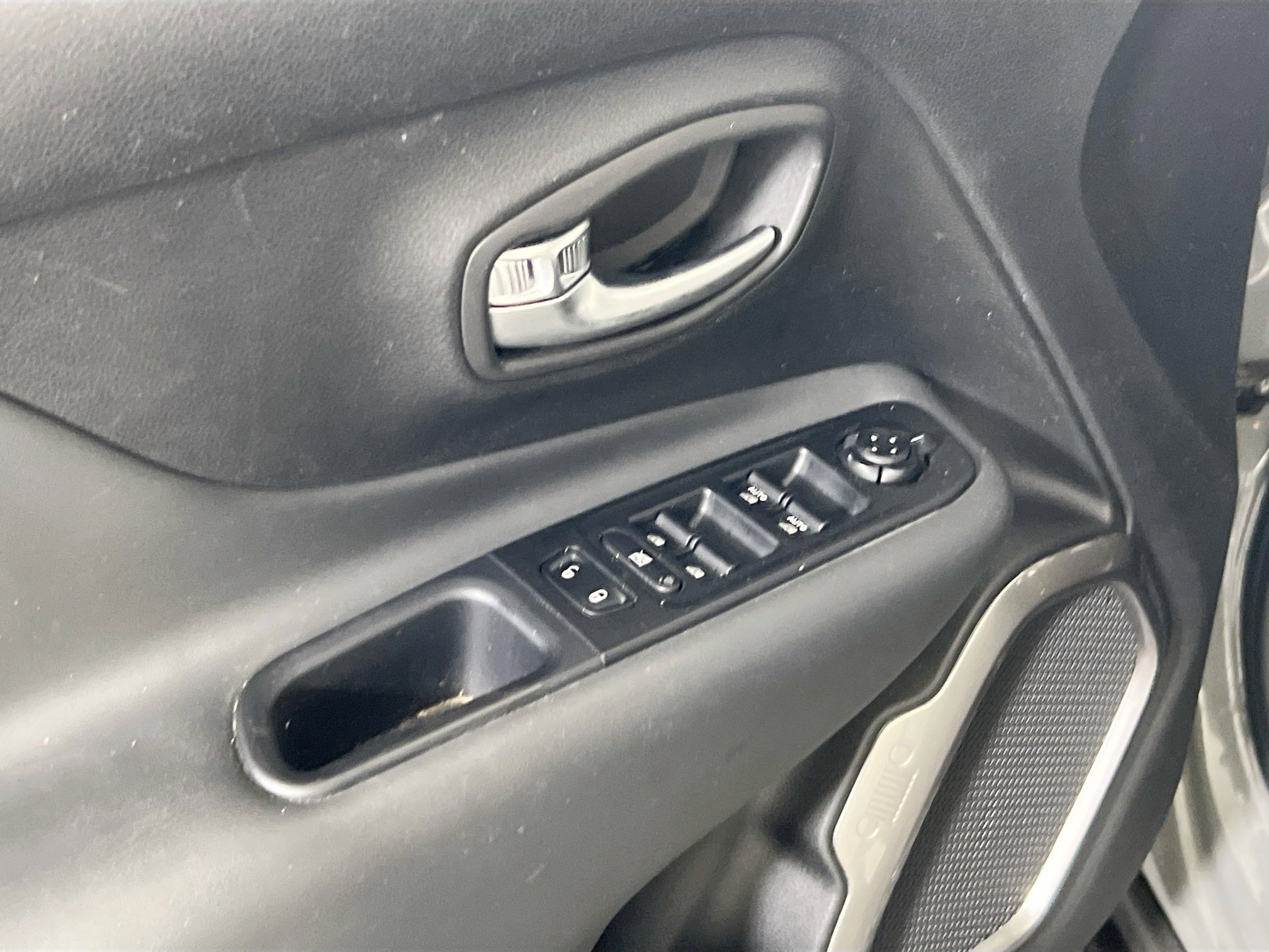 Used 2022 Jeep Renegade Latitude w/ Convenience Group AWD/4WD image 18
