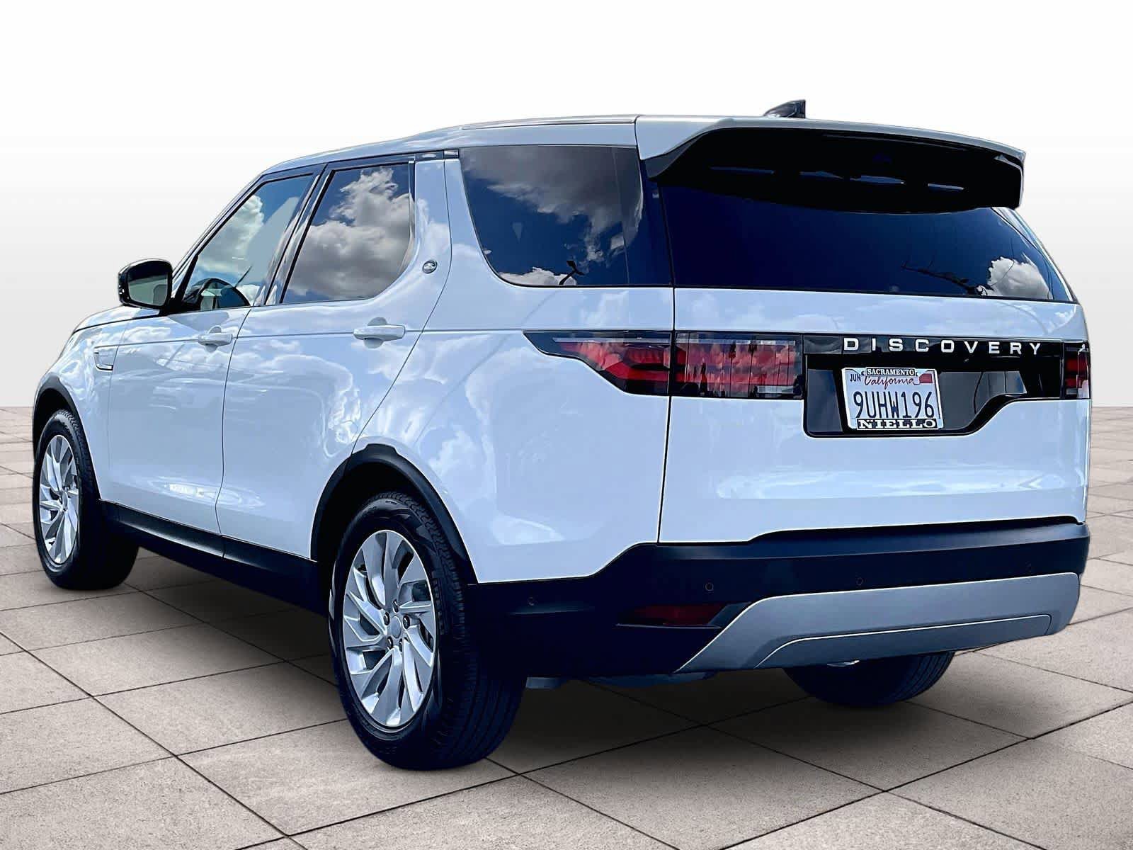 Used 2025 Land Rover Discovery S image 13