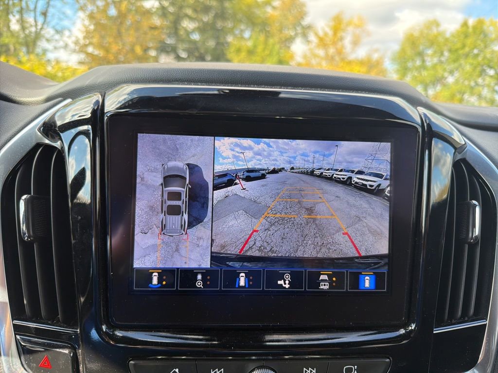 Used 2022 Chevrolet Traverse LT image 23