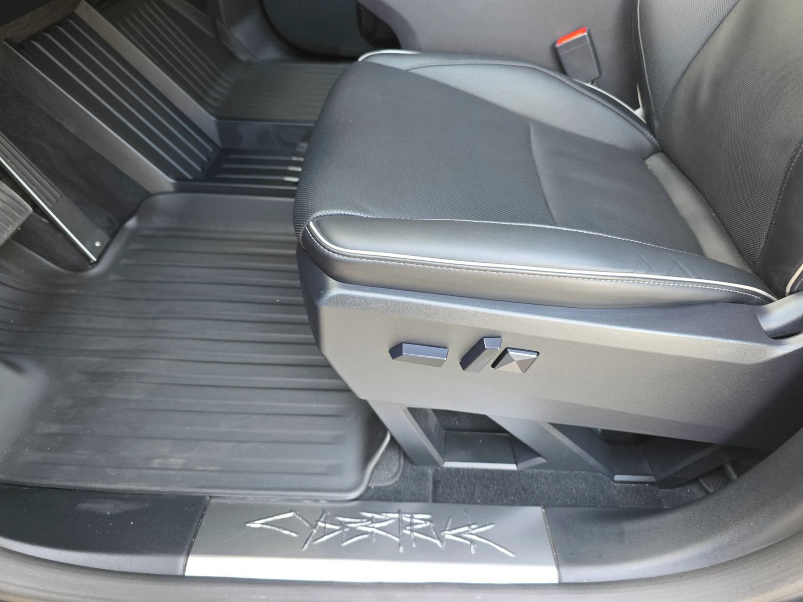 Used 2025 Tesla Cybertruck AWD Crew Cab image 25
