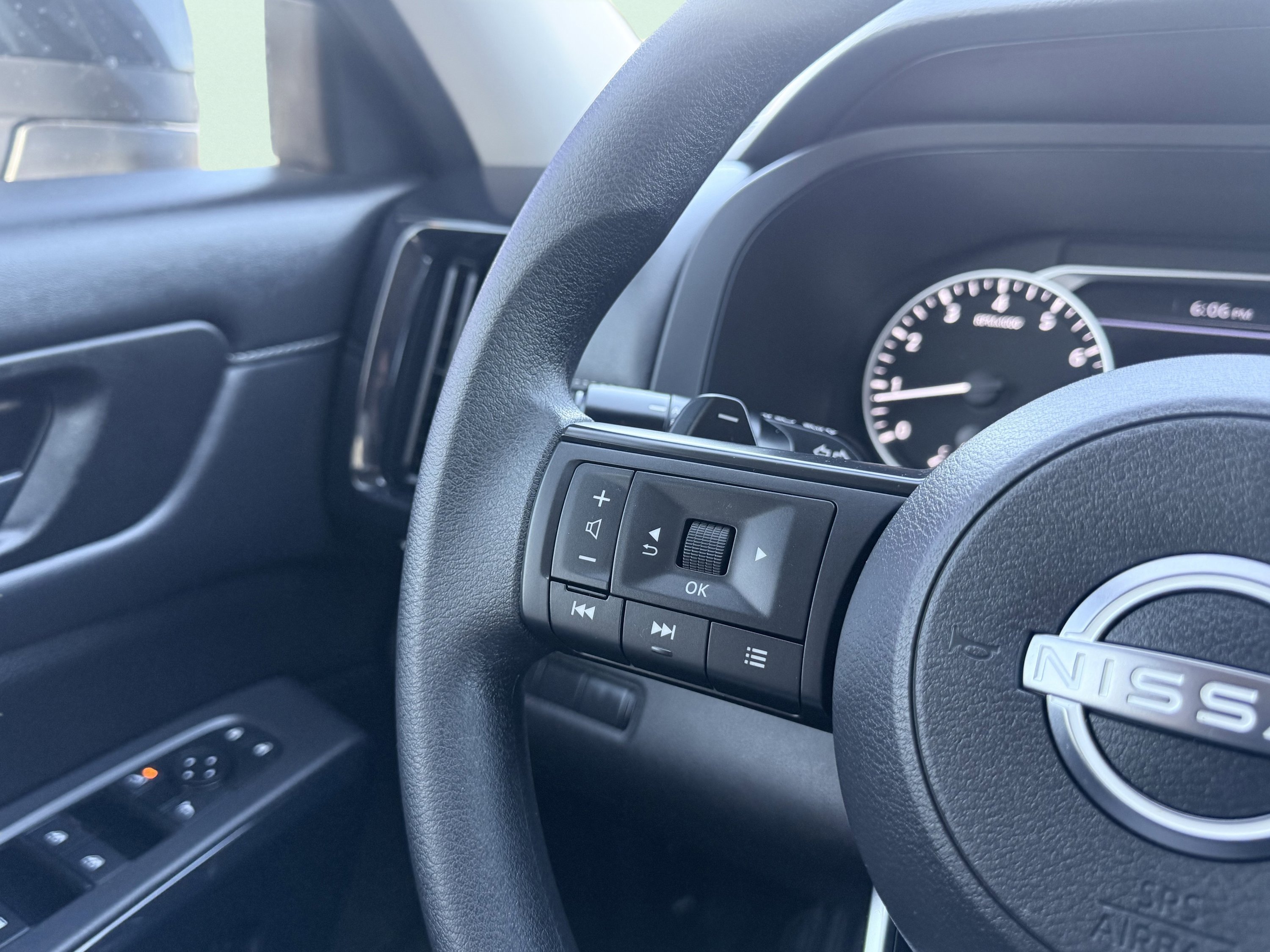 Used 2025 Nissan Pathfinder S image 61