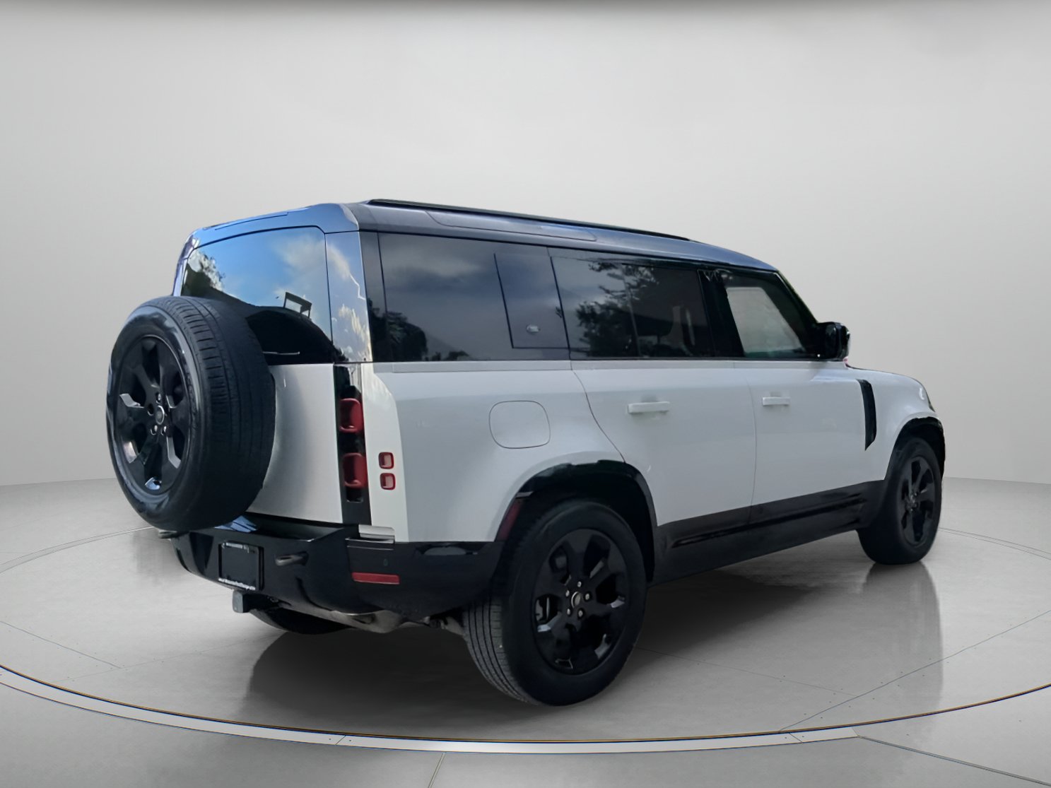 Used 2024 Land Rover Defender 110 X-Dynamic SE AWD/4WD image 28