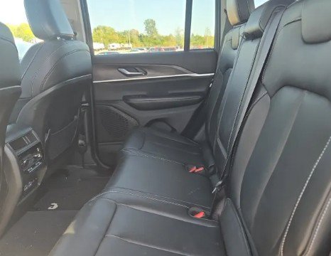 Used 2023 Jeep Grand Cherokee Limited AWD/4WD image 8