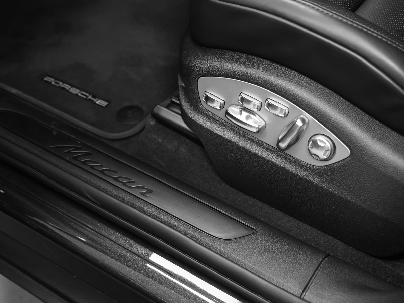 Certified 2026 Porsche Macan AWD/4WD image 27