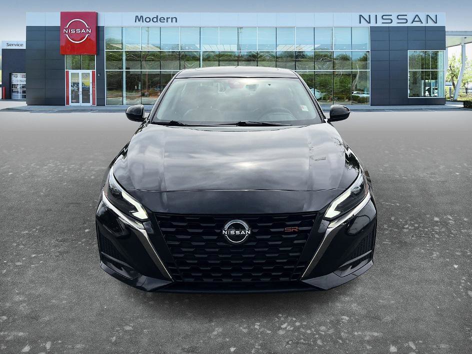 Used 2024 Nissan Altima 2.5 SR w/ SR Premium Package FWD image 2