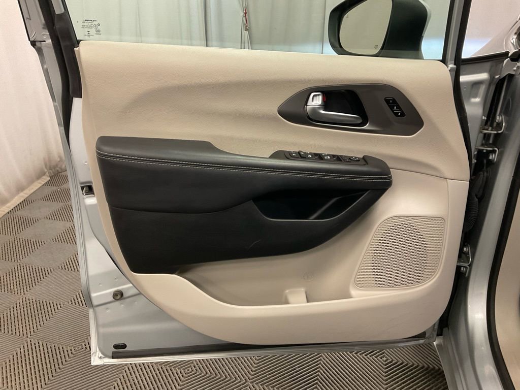 Used 2023 Chrysler Pacifica Touring-L image 5