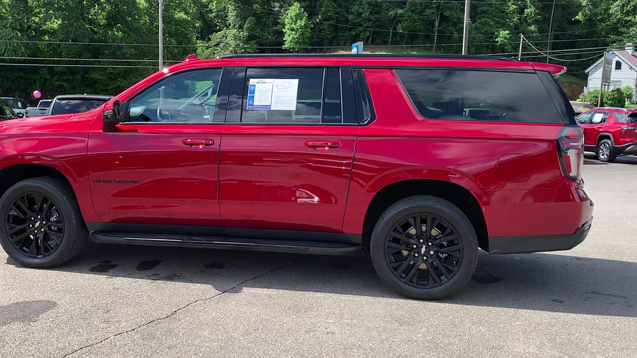 Used 2024 Chevrolet Suburban RST w/ Luxury Package RWD image 1