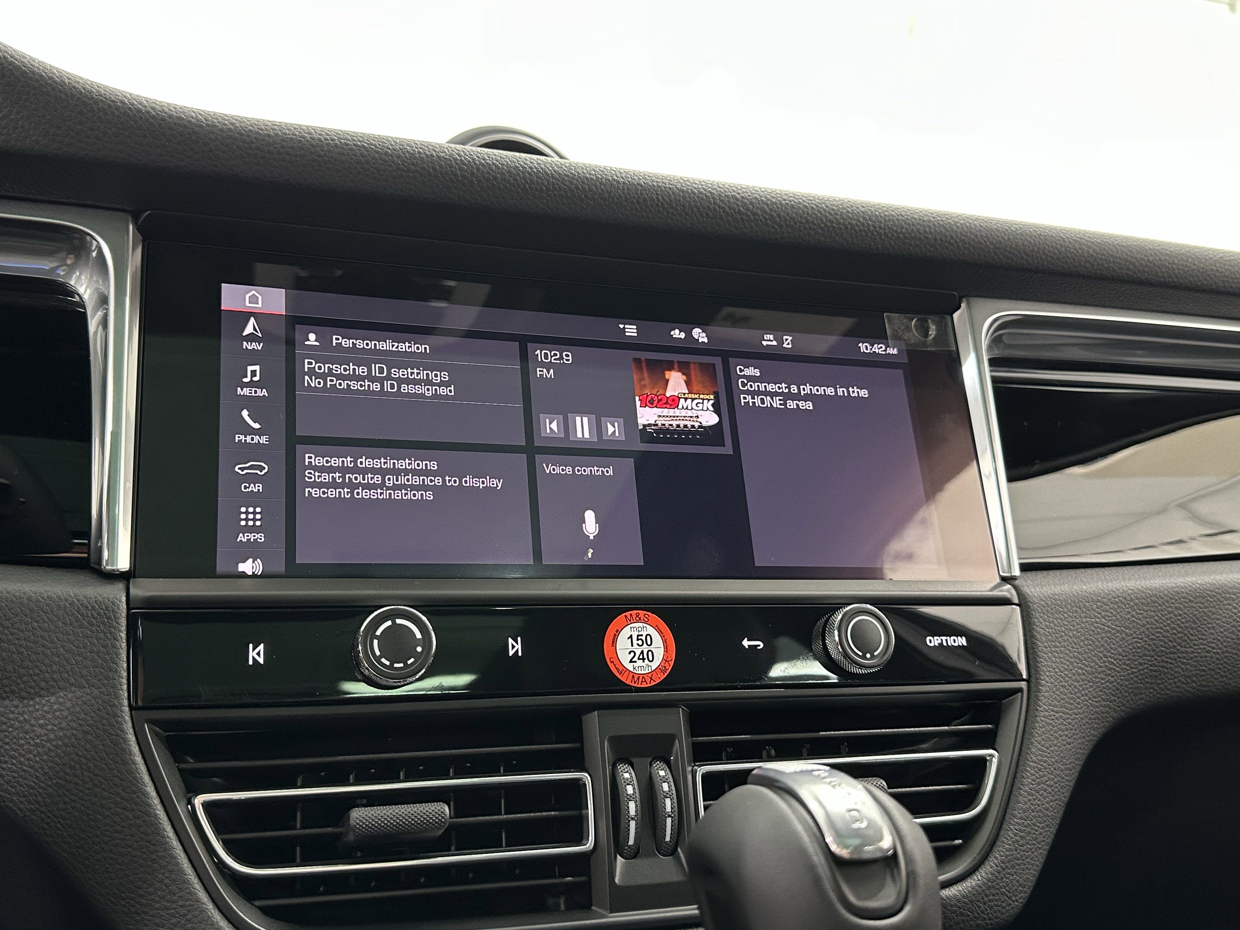 Certified 2025 Porsche Macan image 40