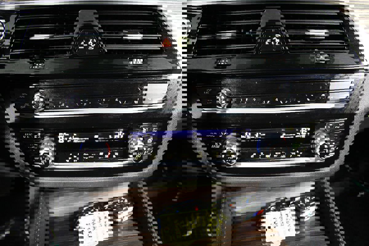 Used 2023 BMW 530e 530e w/ M Sport Package image 22