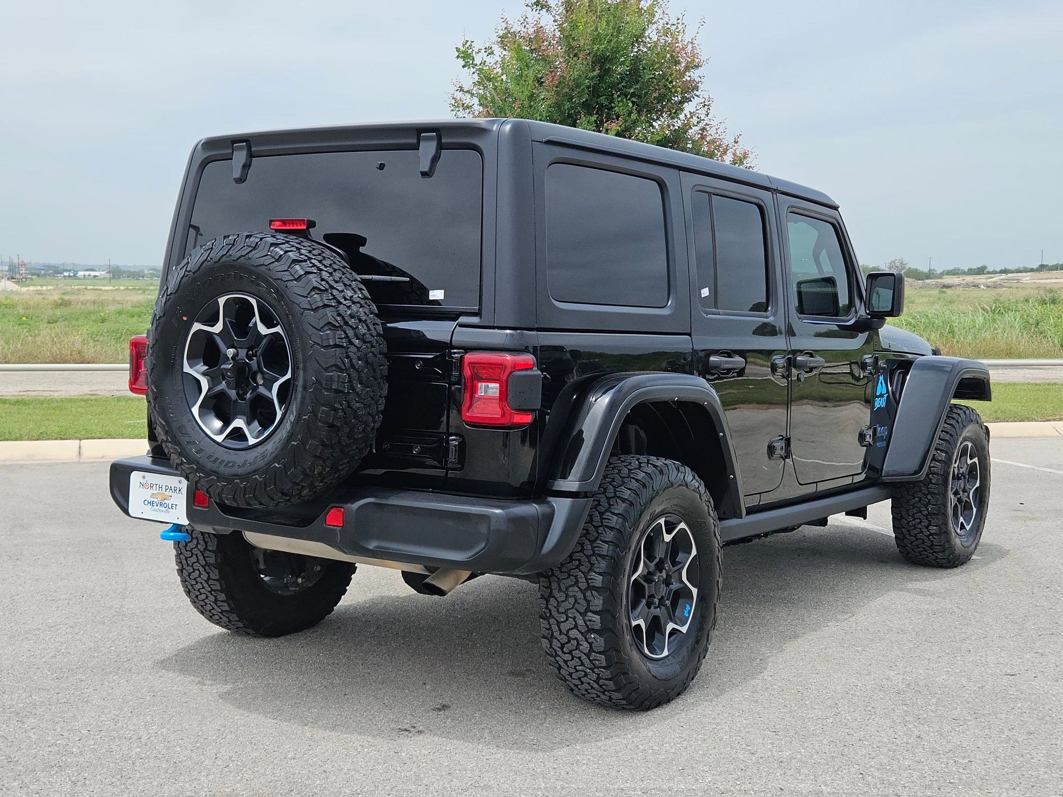 Used 2022 Jeep Wrangler Unlimited Rubicon 4xe AWD/4WD image 3