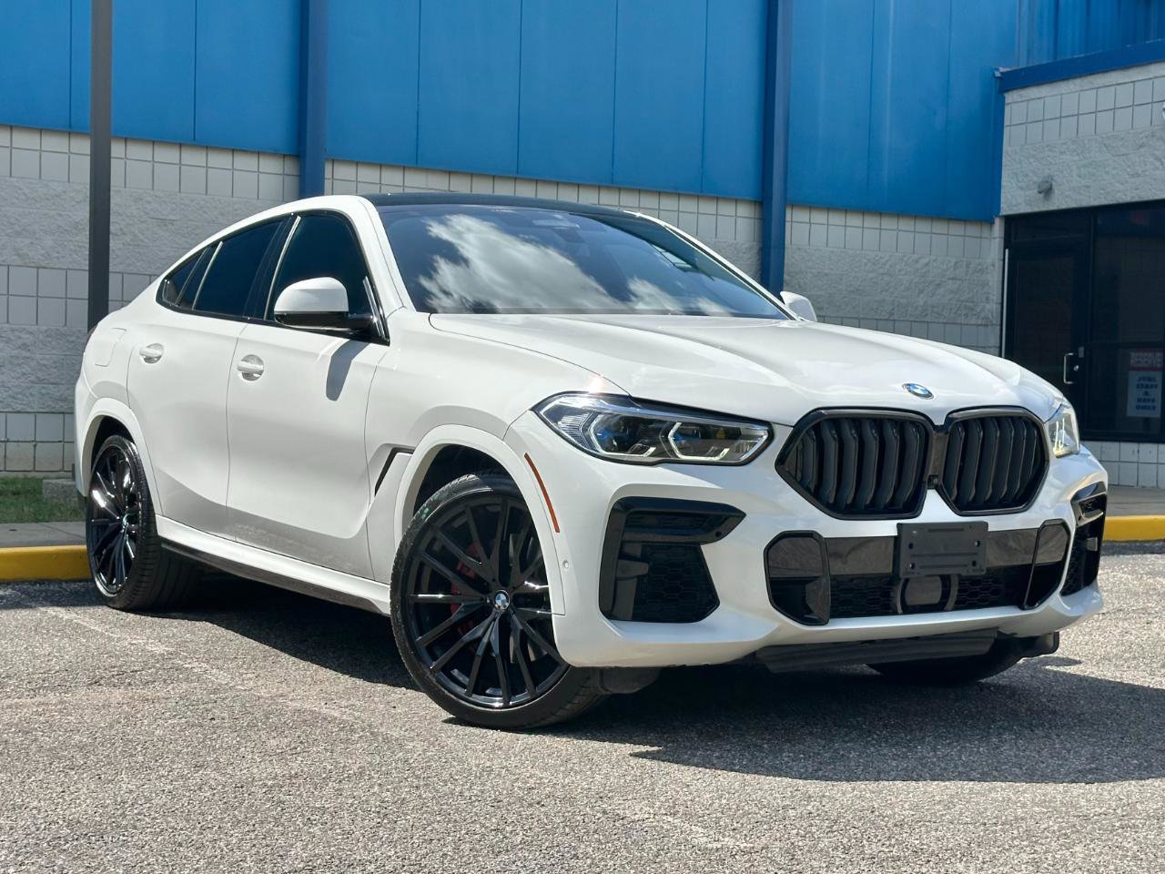 Used 2022 BMW X6 xDrive40i w/ Executive Package AWD/4WD image 3