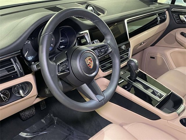 Certified 2025 Porsche Macan image 4