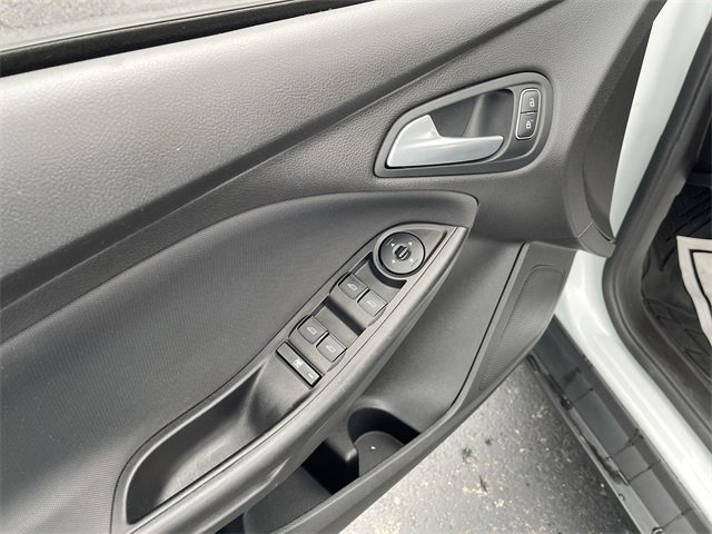 Used 2018 Ford Focus SE w/ SE Appearance Package image 20