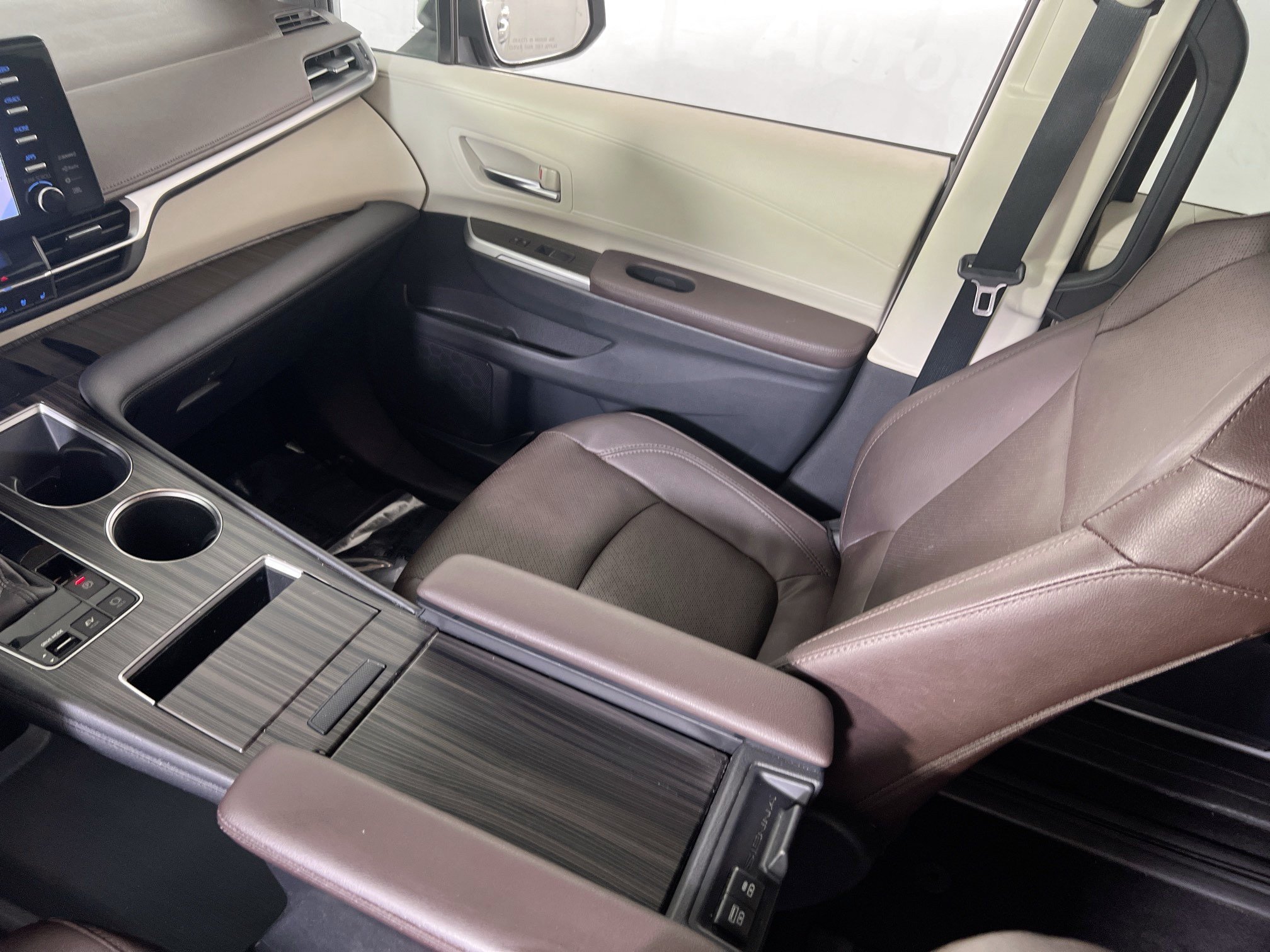 Used 2021 Toyota Sienna Platinum AWD/4WD image 24
