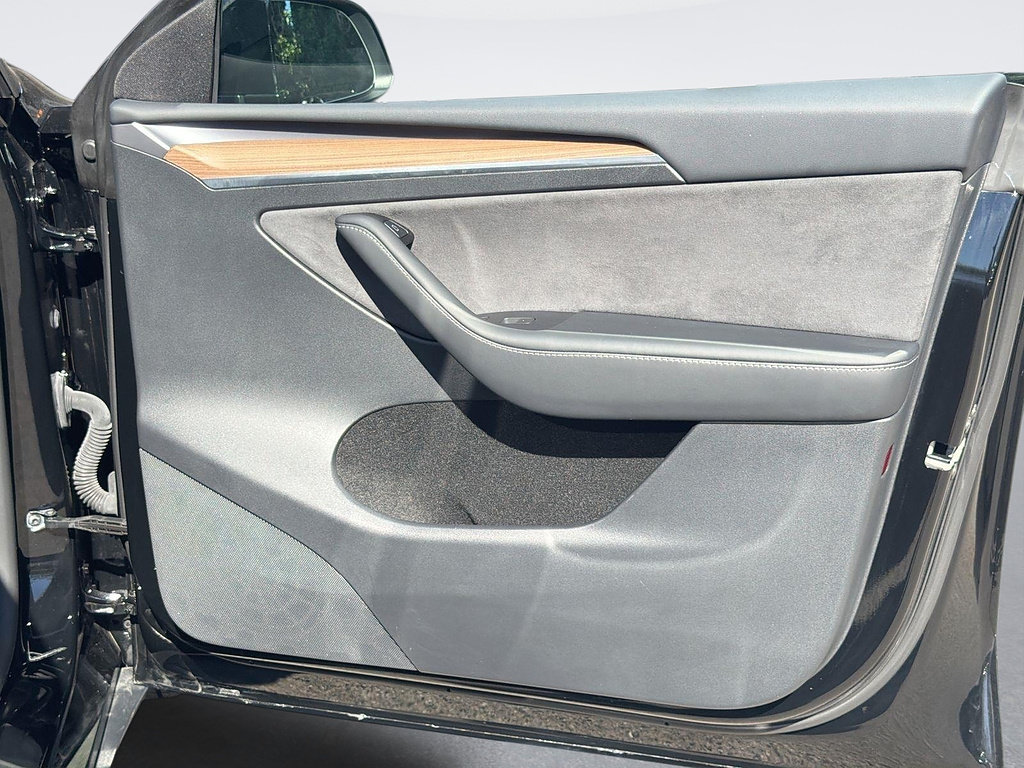 Used 2024 Tesla Model Y Long Range RWD image 29
