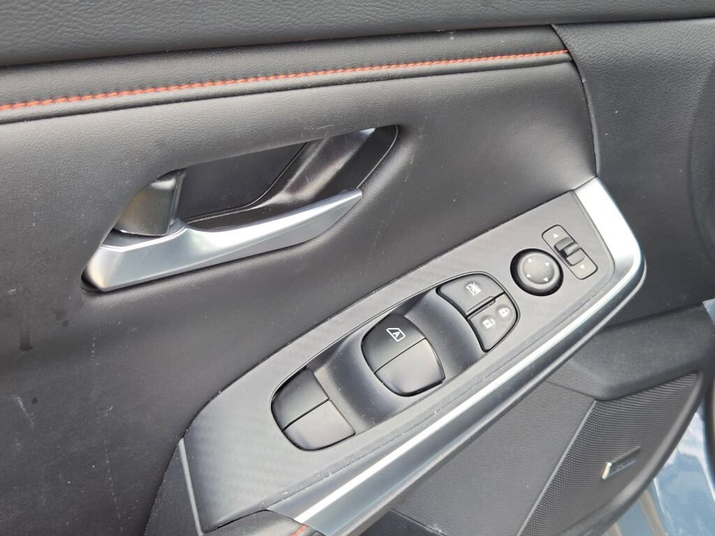 Used 2025 Nissan Sentra SR w/ SR Premium Package image 19