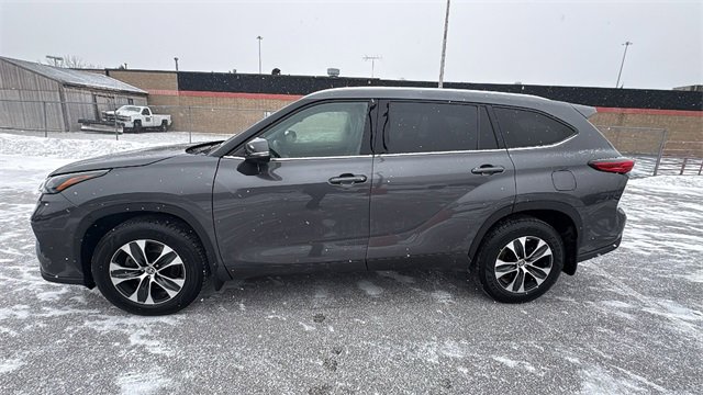 Used 2022 Toyota Highlander XLE image 2
