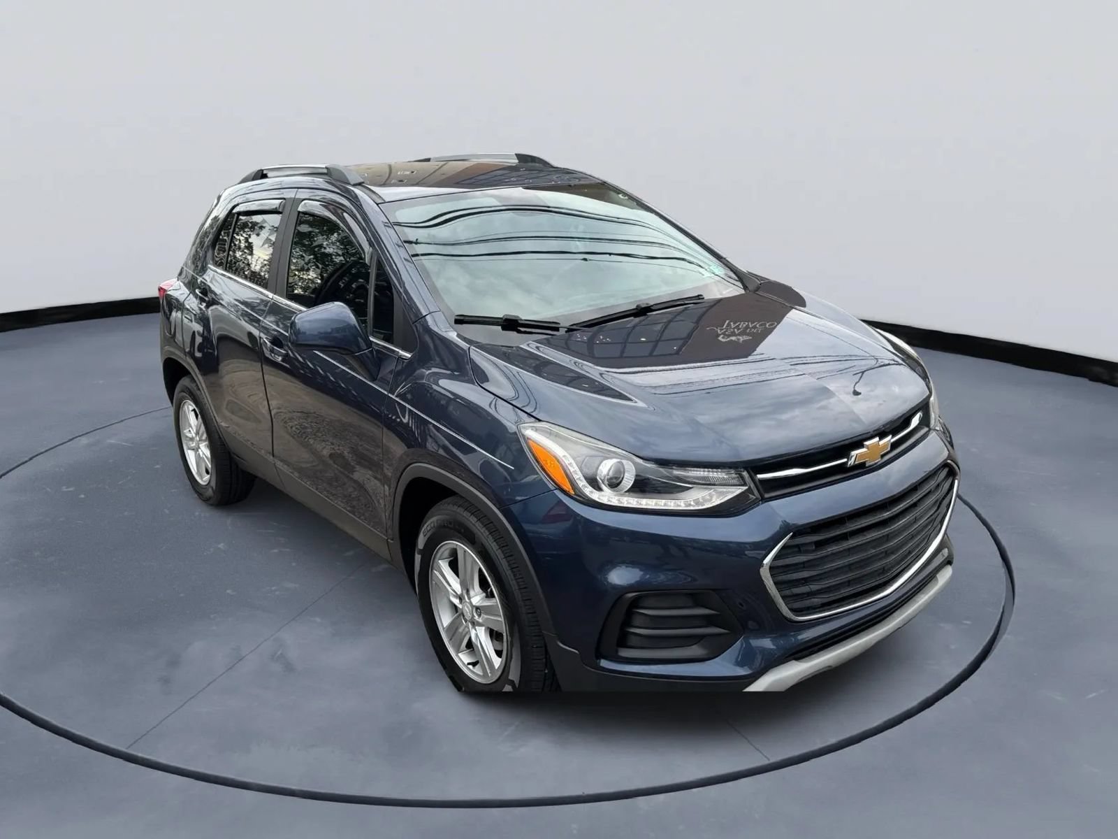 Used 2018 Chevrolet Trax LT w/ LPO, Cargo Package FWD image 3