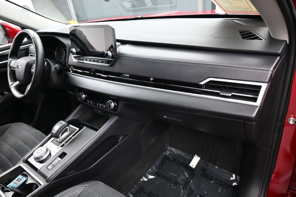 Used 2024 Mitsubishi Outlander SE Black Edition FWD image 40