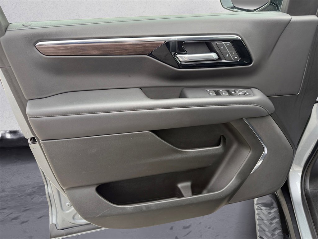 Used 2025 Chevrolet Suburban Z71 image 19