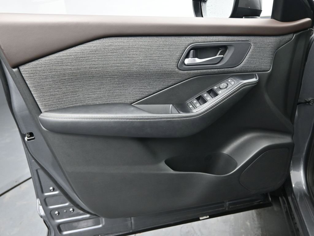 Used 2023 Nissan Rogue SV image 28