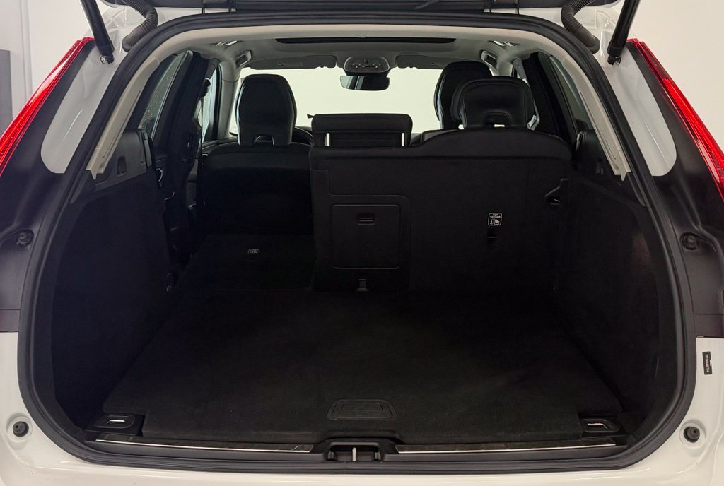 Used 2022 Volvo XC60 B5 Momentum AWD/4WD image 27