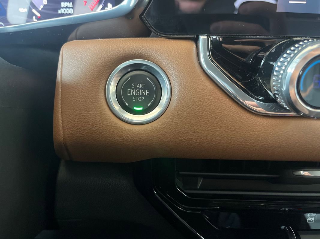 Used 2024 GMC Canyon AT4 w/ Technology Package image 18