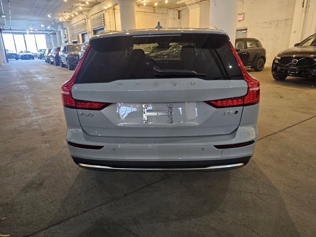 Certified 2025 Volvo V60 B5 Cross Country Ultra image 3