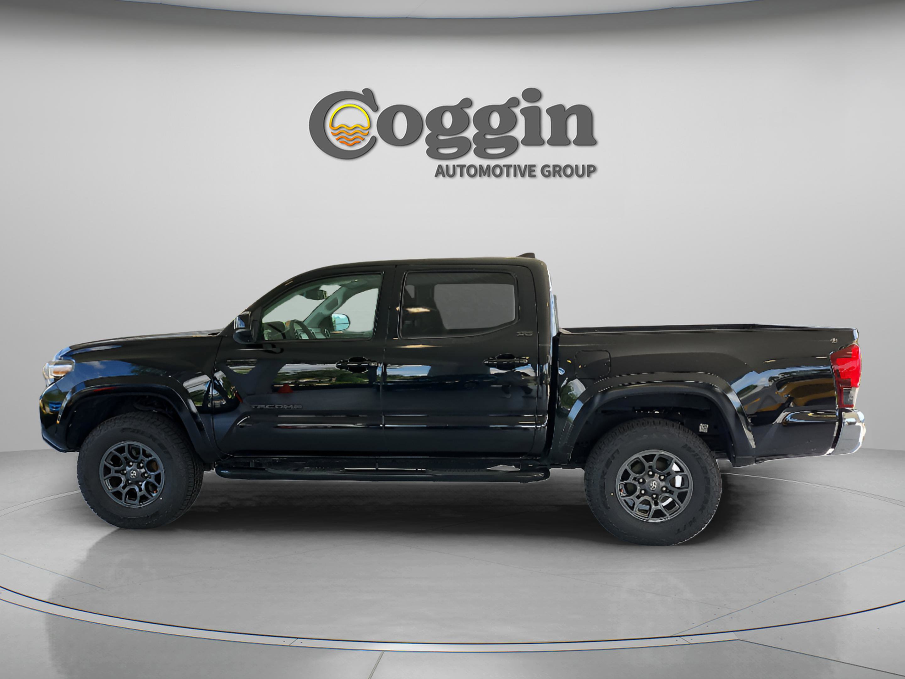 Used 2018 Toyota Tacoma SR5 RWD image 2