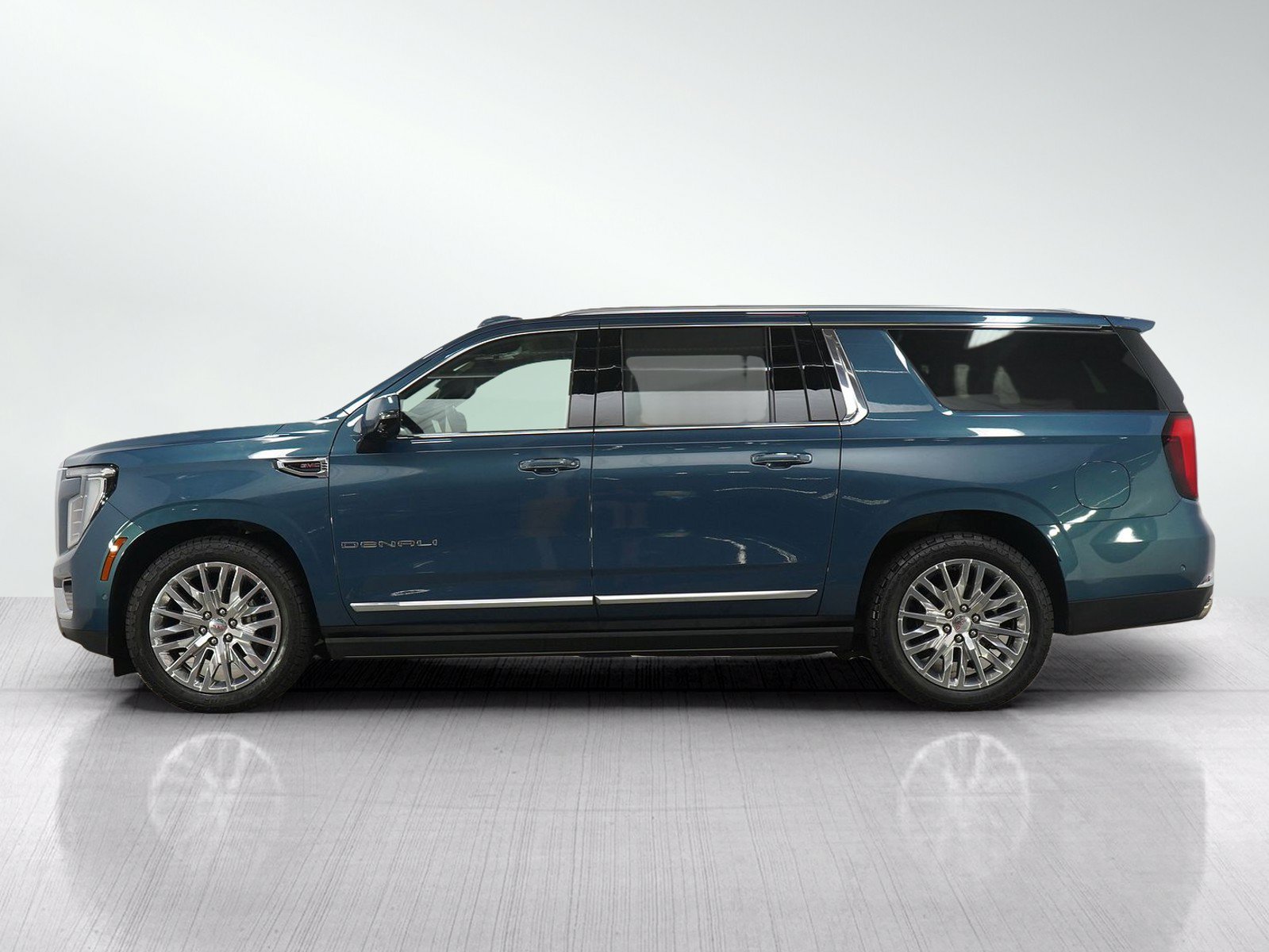 Used 2025 GMC Yukon XL Denali w/ Denali Reserve Package AWD/4WD image 2