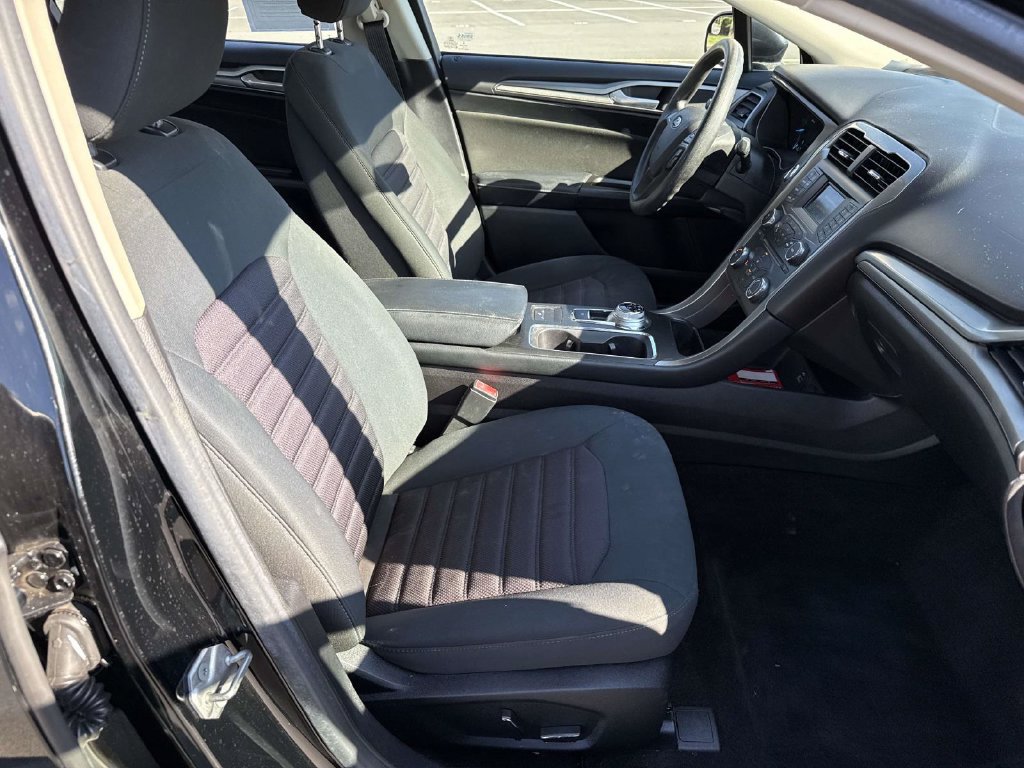 Used 2017 Ford Fusion SE FWD image 7