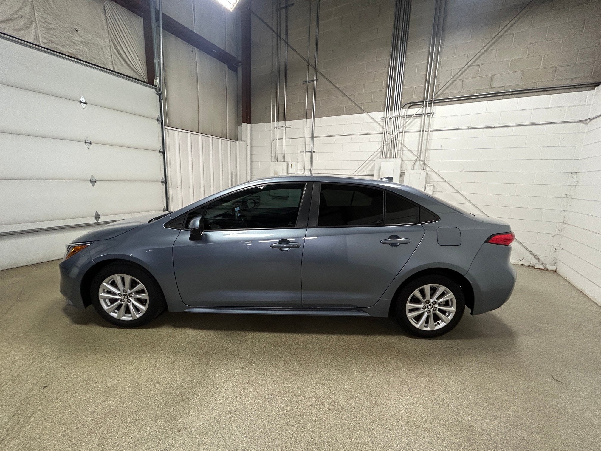 Used 2023 Toyota Corolla LE w/ LE Convenience Package FWD image 5