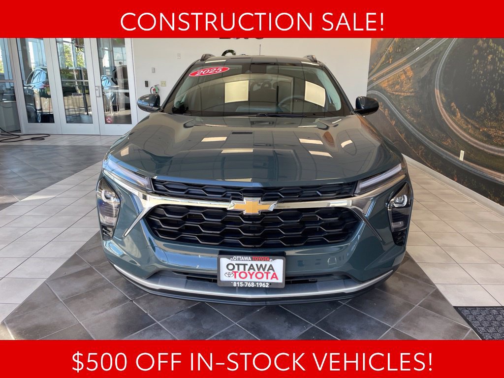 Used 2025 Chevrolet Trax LT FWD image 3