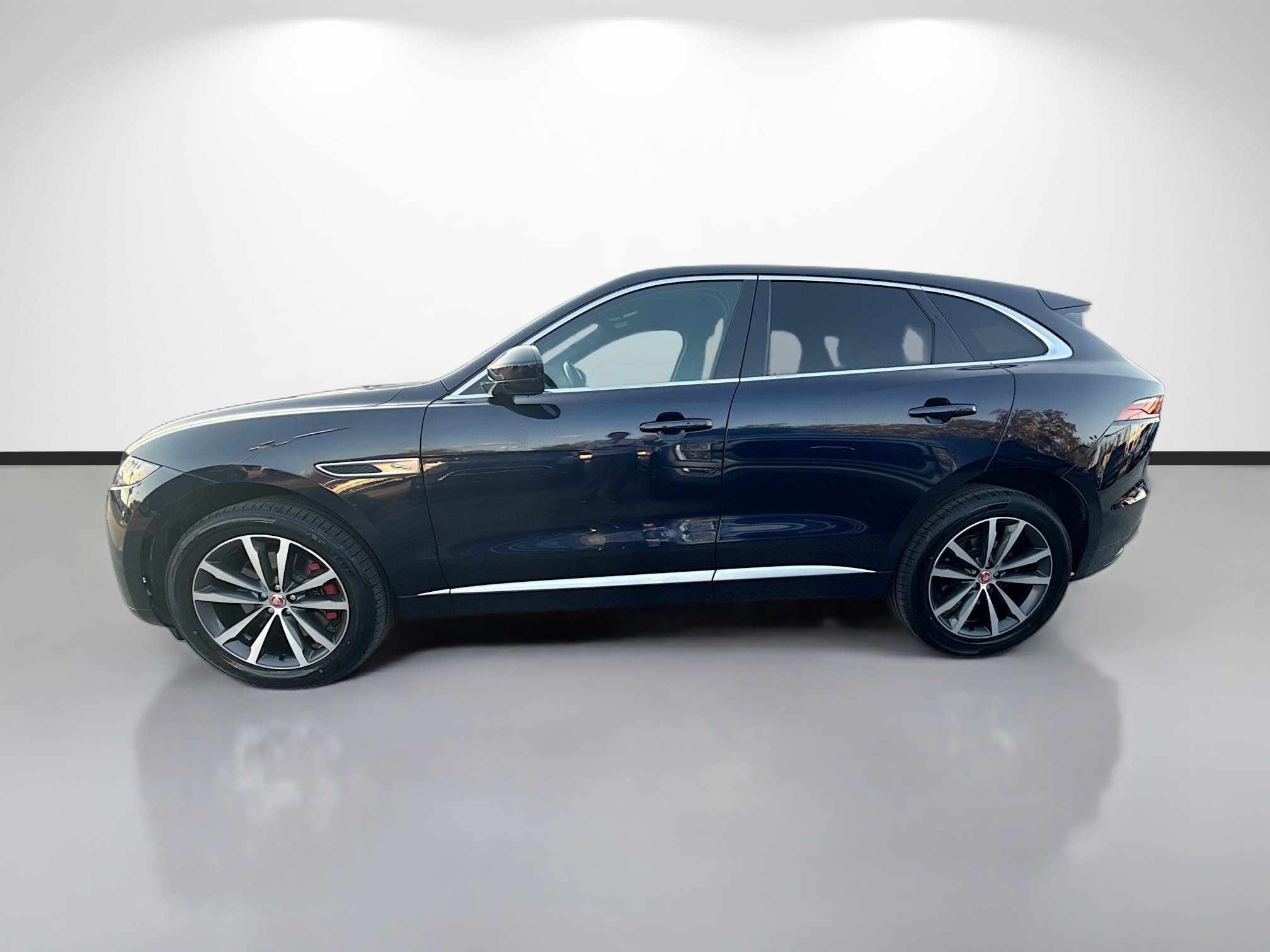 Used 2023 Jaguar F-PACE R-Dynamic S image 2