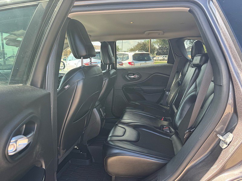 Used 2020 Jeep Cherokee Latitude Plus AWD/4WD image 18