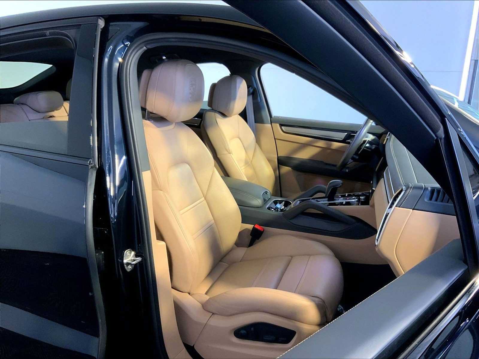 Used 2023 Porsche Cayenne Platinum Edition AWD/4WD image 18