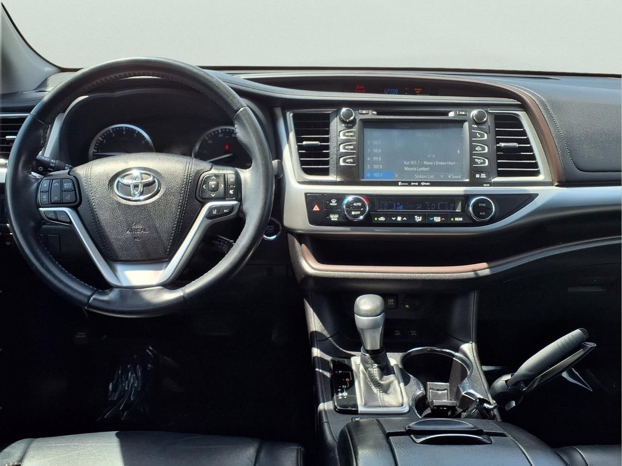 Used 2018 Toyota Highlander XLE AWD/4WD image 14