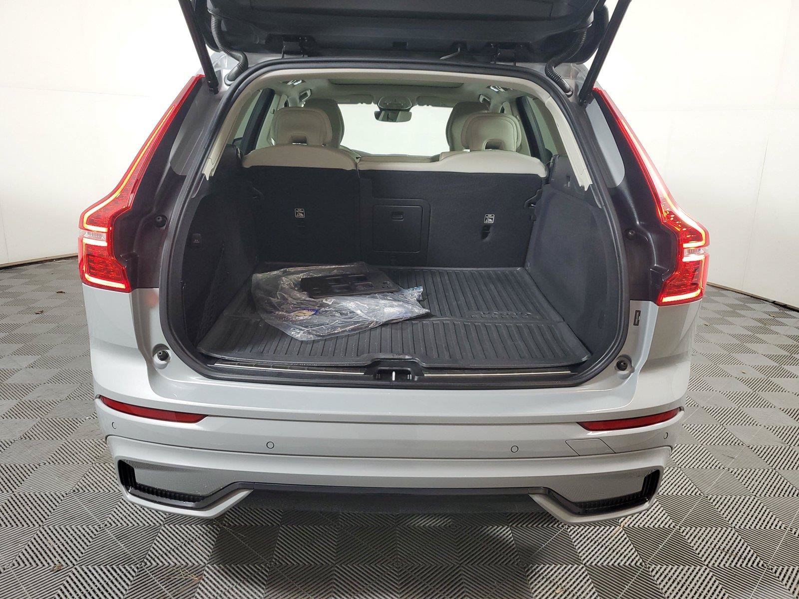 Used 2024 Volvo XC60 T8 Plus AWD/4WD image 9